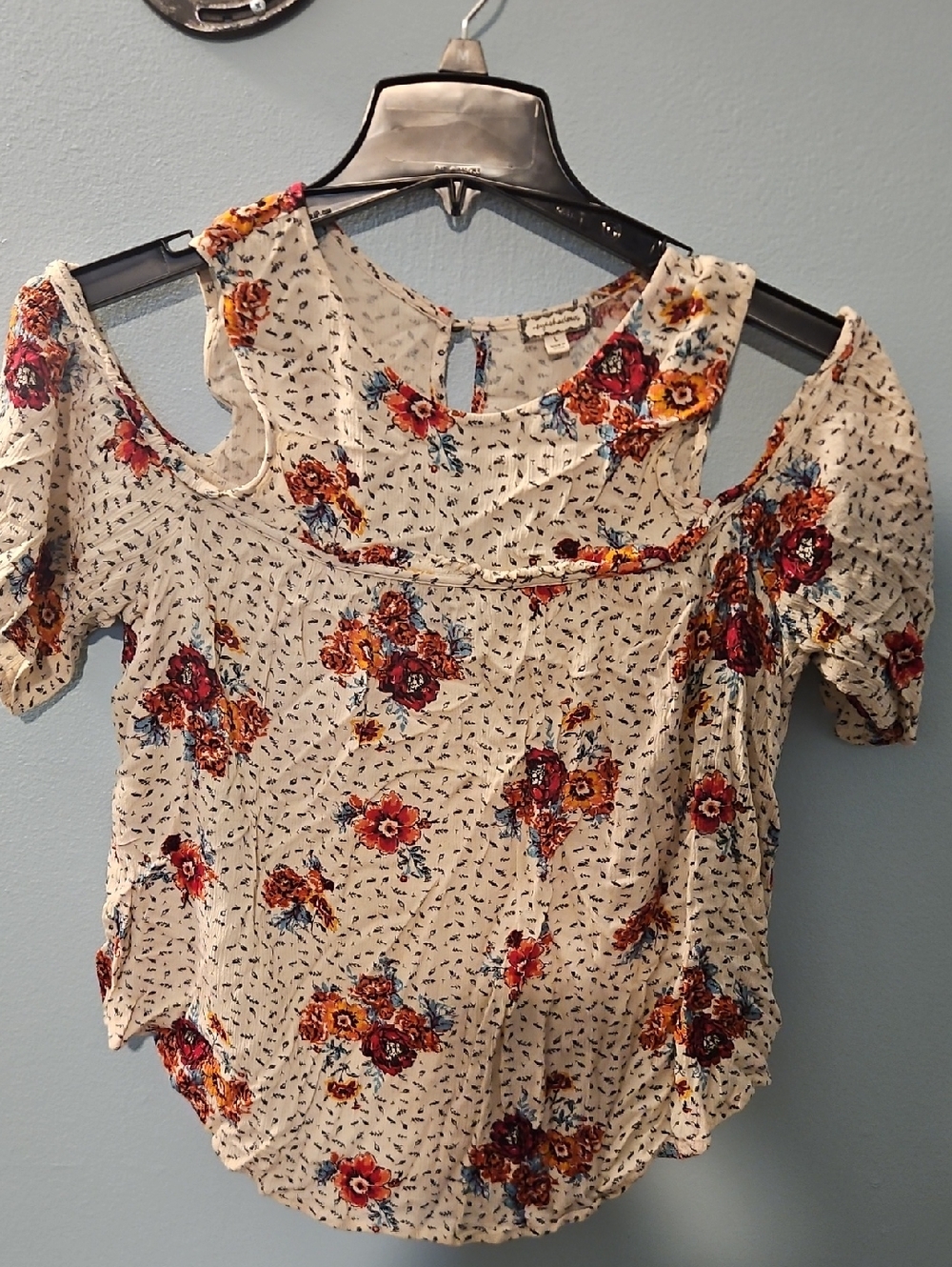 Eyeshadow Floral Cold-Shoulder Top in Ivory with Red and Orange Blooms